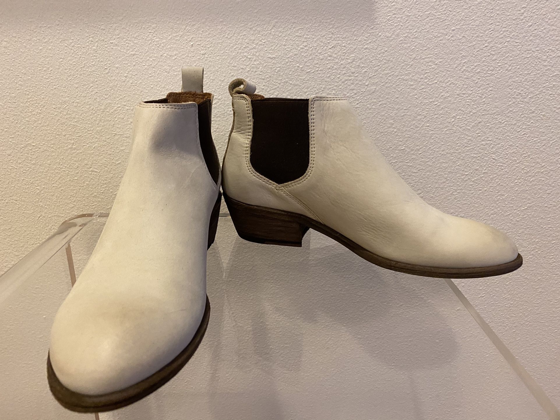 FRYE CARSON LEATHER CHELSEA BOOTS 8