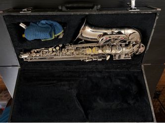 Silver saxophone with everything needed: Works well