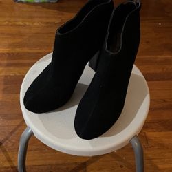 Two Pairs Of Boots Shoes Sweaden Size 9 M  One Black And The Other Browne New 