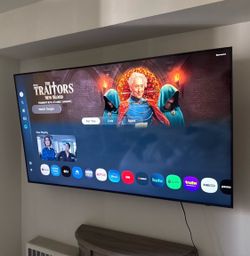 2021 Smart tv Samsung 65” un65tu7000f with slim Polk soundbar and wall mount