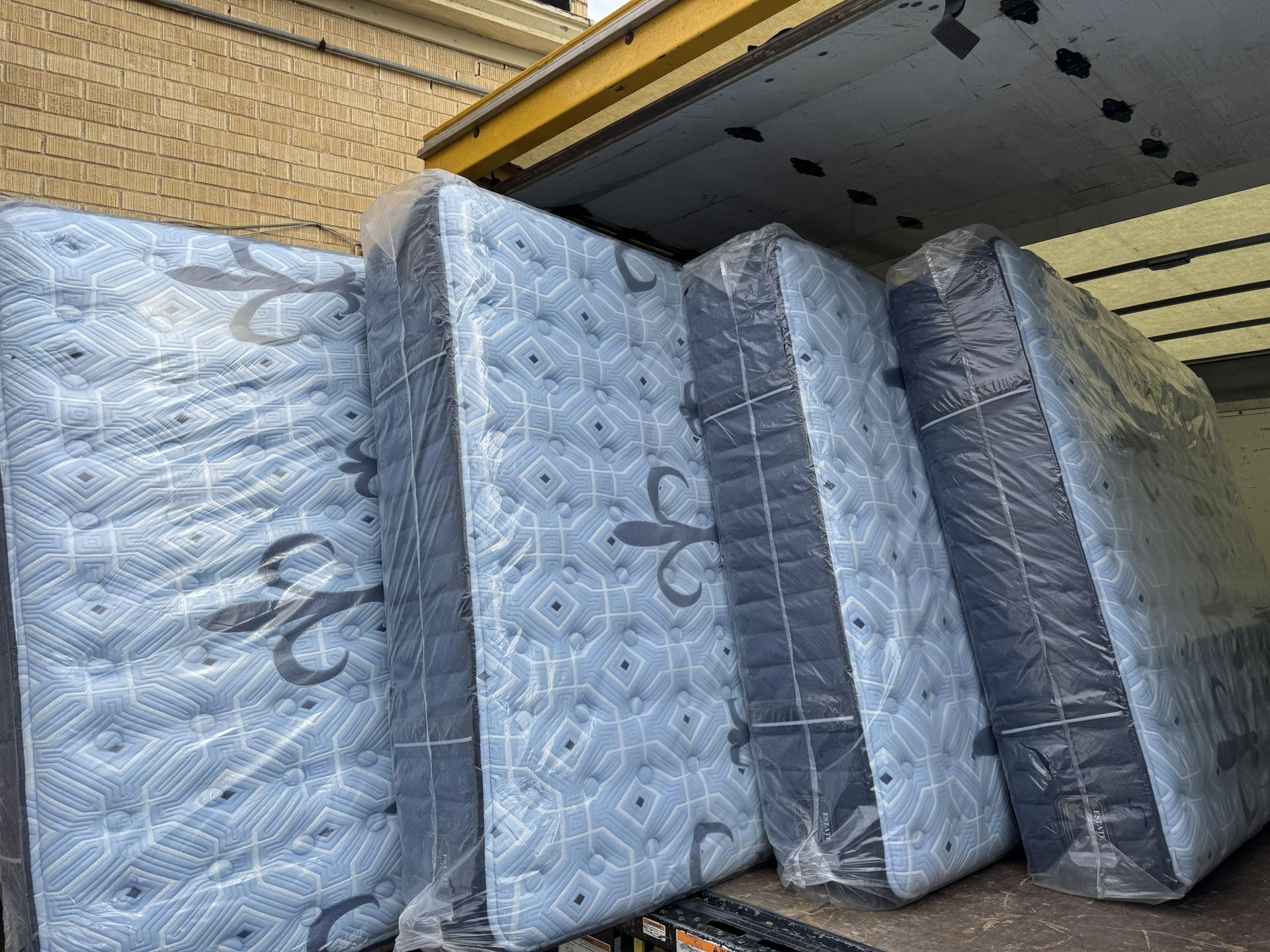 Stearns & Foster Estate® 14.5" Firm mattress brand new .queen size