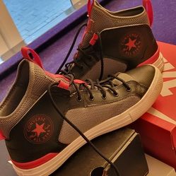 🔥 Converse Black with Red – Size 11 – Like New! 🔥

DESCRIPTION (ENGLISH):
Vans Sneakers – Black with Red Details
Size: 11

