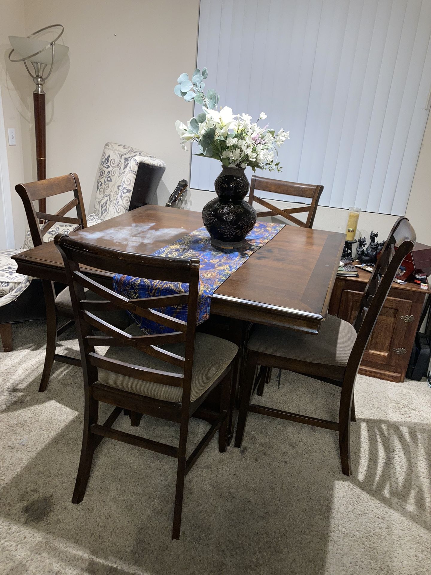 dining room table & chairs