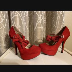 Red high heels, good condition, bow on sides ( size 6 )