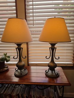 Set of two table lamps.