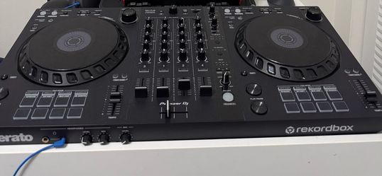 Pioneer DDJ FLX6 with travel case