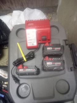 3 Milwaukee Batt. + Charger