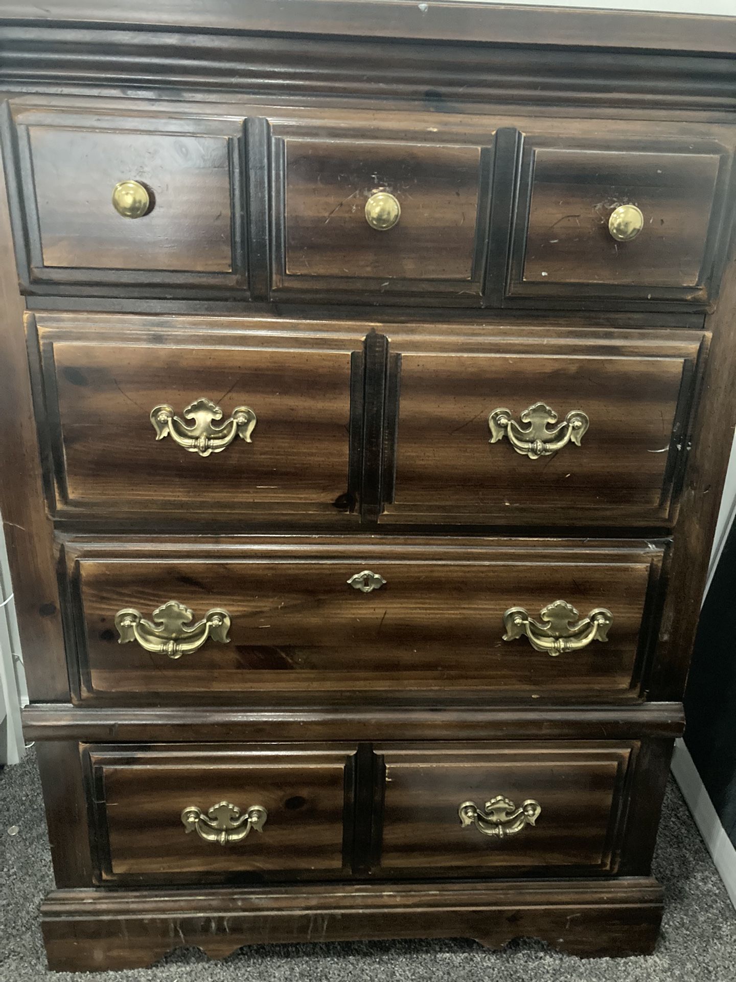 Dresser/ Chest Of Drawers 