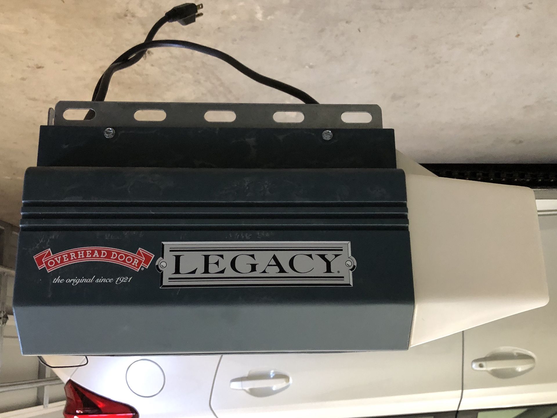 Used Legacy garage door opener 1/2 HP model 696CD/B for Sale in Orlando