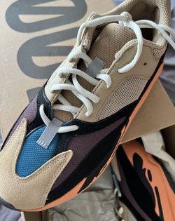 Yeezys 700 9.5