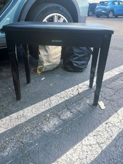 Like-New Genuine Yamaha Padded Piano Bench (Black Finish)