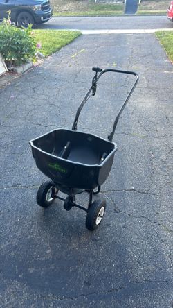 Seed/fertilizer spreader
