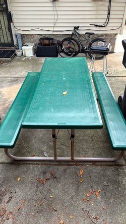 Lifetime collapsible picnic table made of plastic & metal