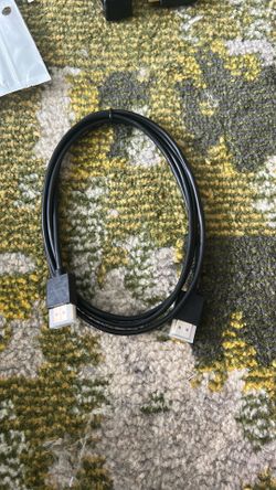 Se trata de un cable HDMI negro,