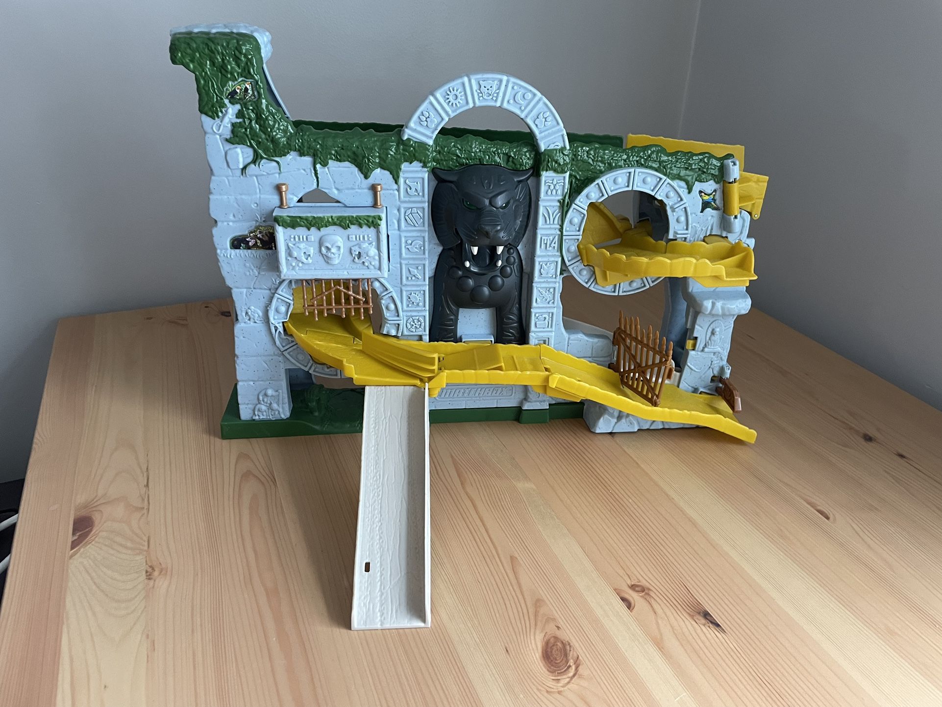 Matchbox Cars Jungle Adventure Temple Playset Ramp Jaguar Panther Lights Sounds