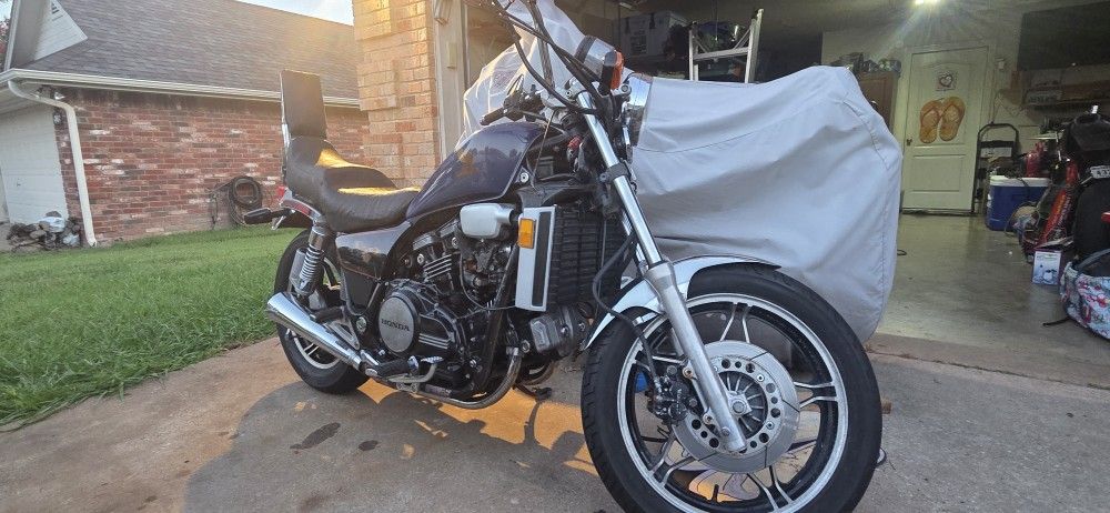 1982 HONDA V45 Magna