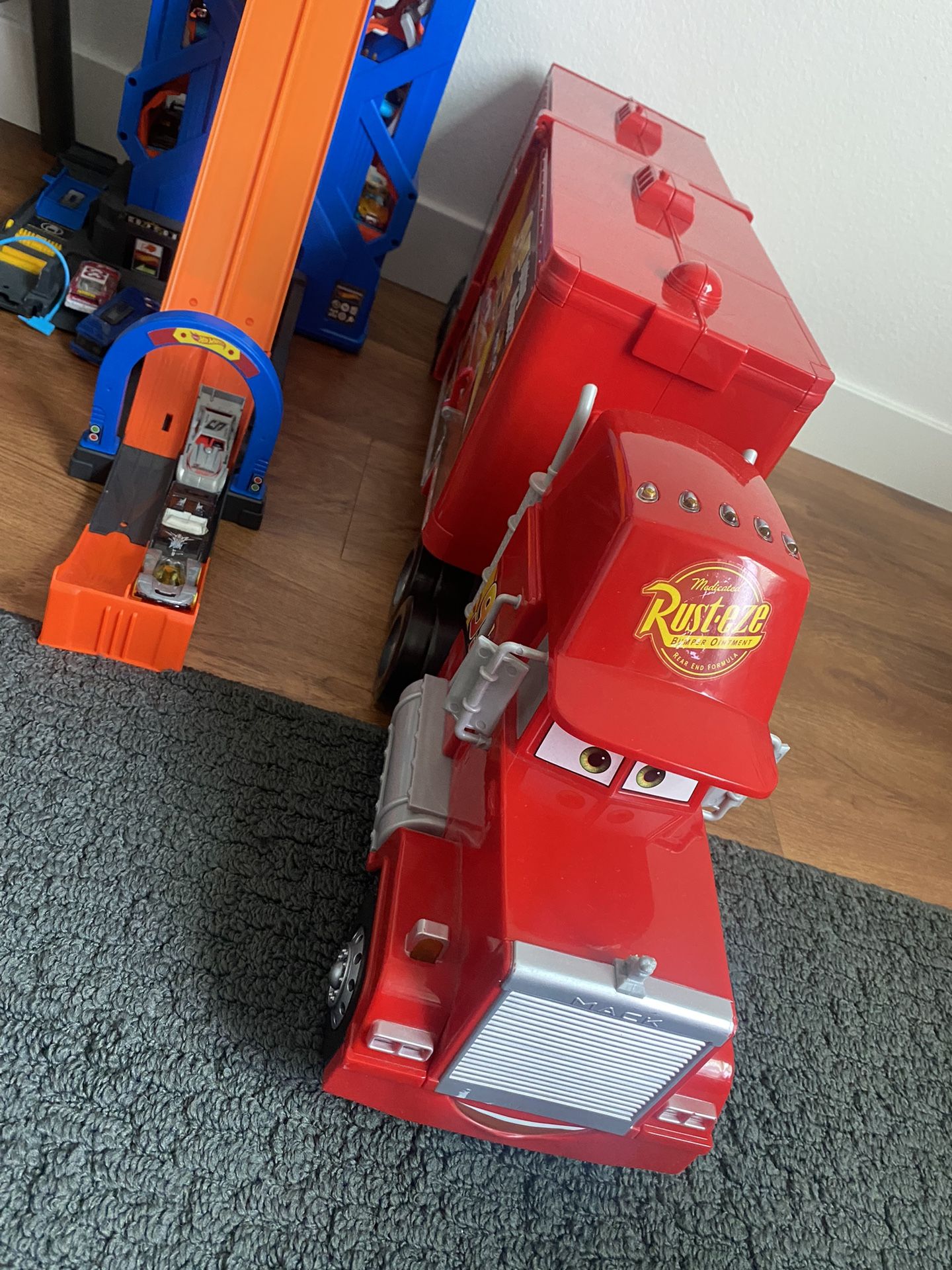 Disney Pixar Cars Super Track Mack Playset/racetrack