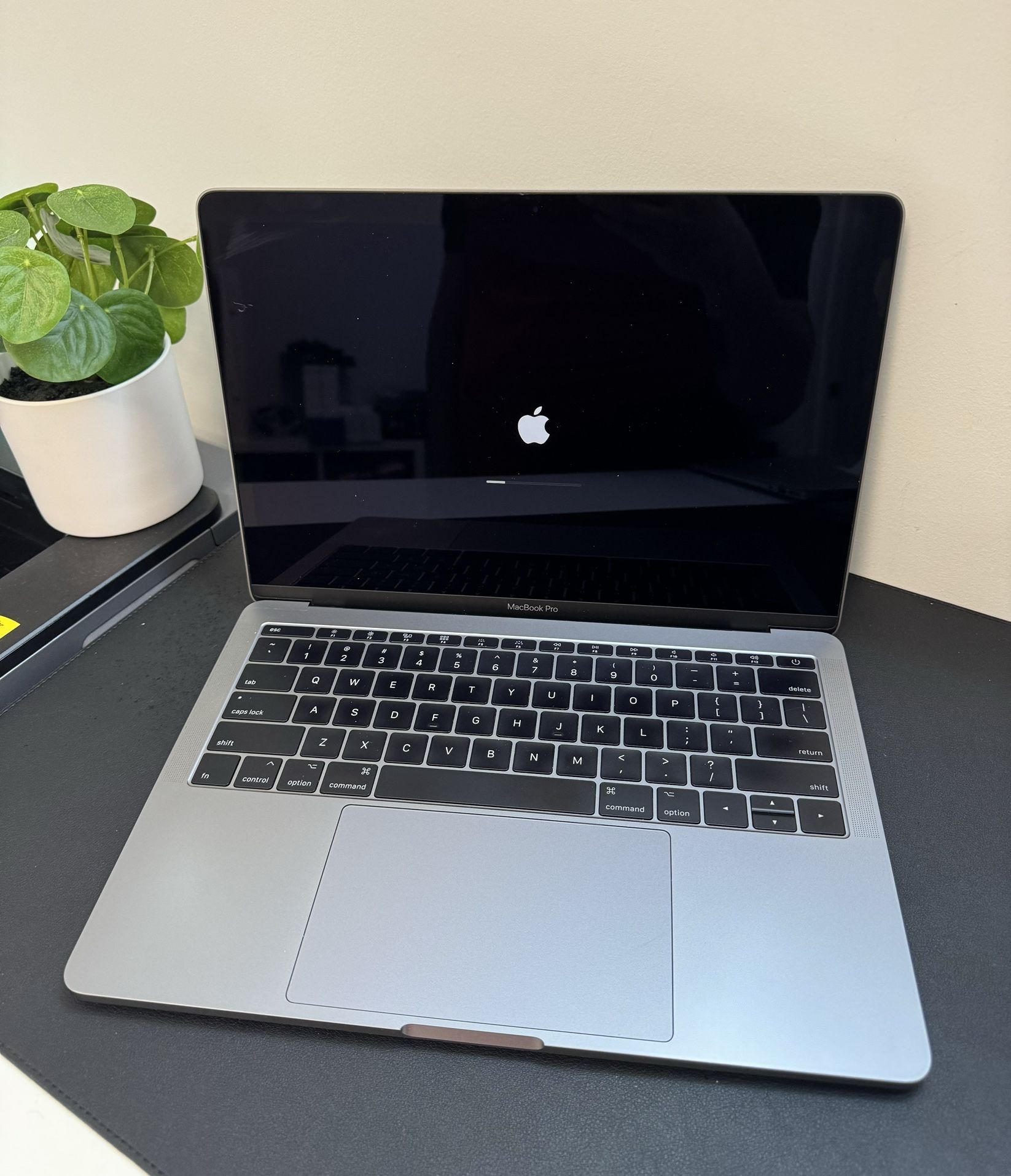 MacBook Pro 13 2017 Core i7 16Gb 256Gb 560 Cycles