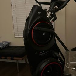 Bow flex elliptical trainer brand new one year old paid 2000