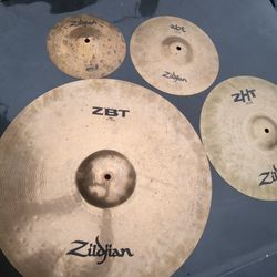 4 Zildjian cymbals
20" Ride 
12" fast Crash
10" Splash
8" Splash