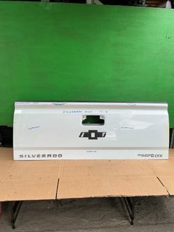TAILGATE SILVERADO 1500 TRUNK LIP   2015  2016 2017 2018 2019 OEM