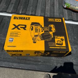 DEWALT 20V MAX XR Brushless 15° Coil Roofing Nailer Kit DCN45RND1