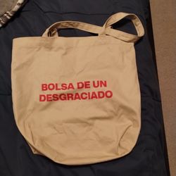 Laura Bozzo: canvas bag 12x10"

Beige. Great shape. Normal wear. Used twice. Que pase el desgraciado. Perú México Laura bozo. Used once