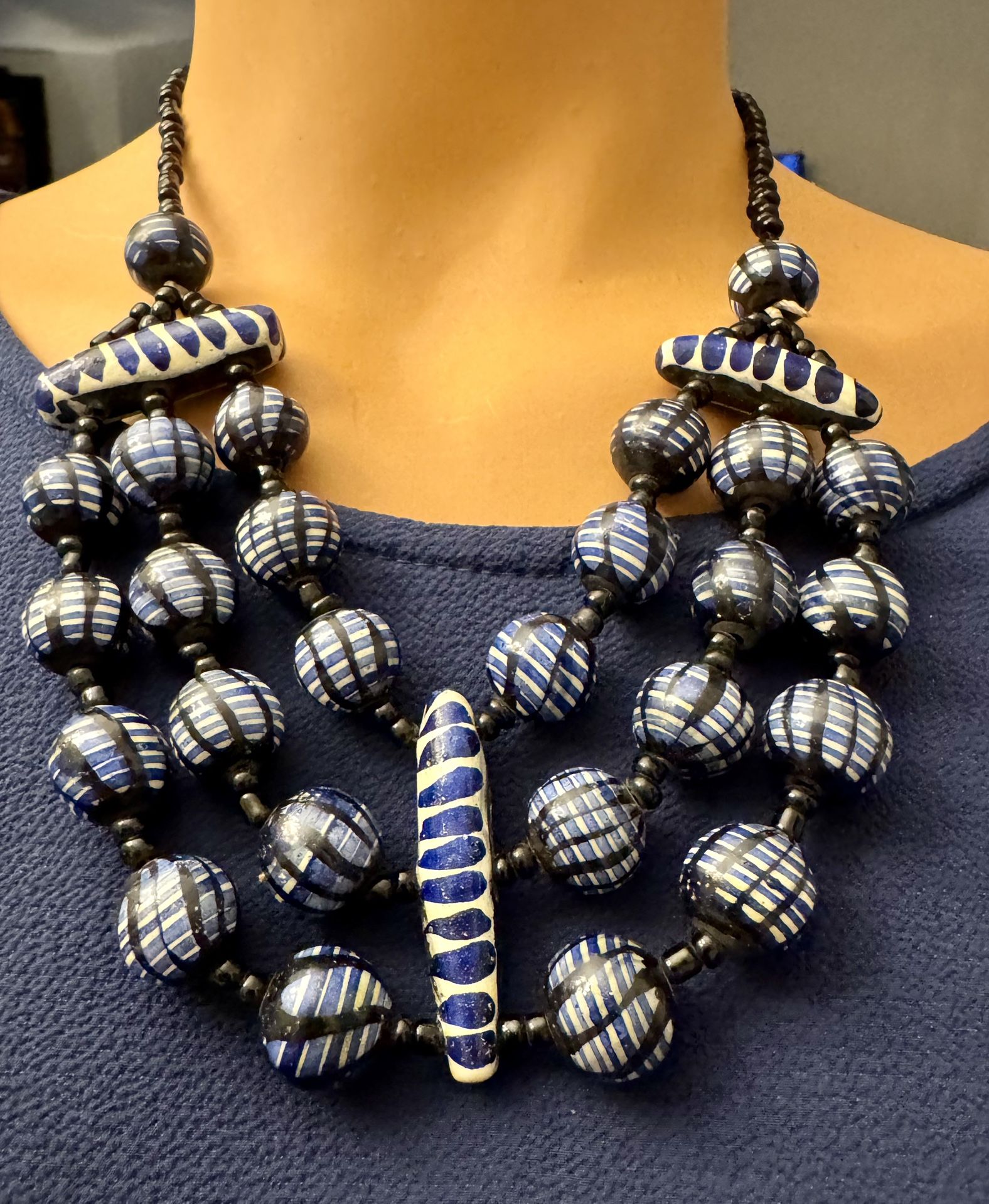 Vintage Hand Painted Blue & White Glass Beaded Necklace w Screw Clasp 19” Long.
