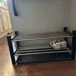 Shoe rack with drip tray