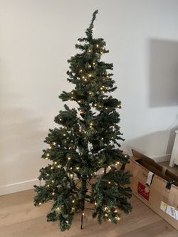 Pre-lit Christmas Tree 🌲