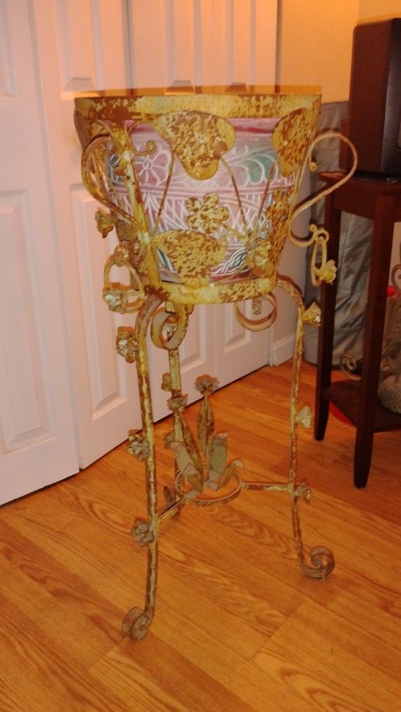 3' Wrought Iron Plant Holder W Pot