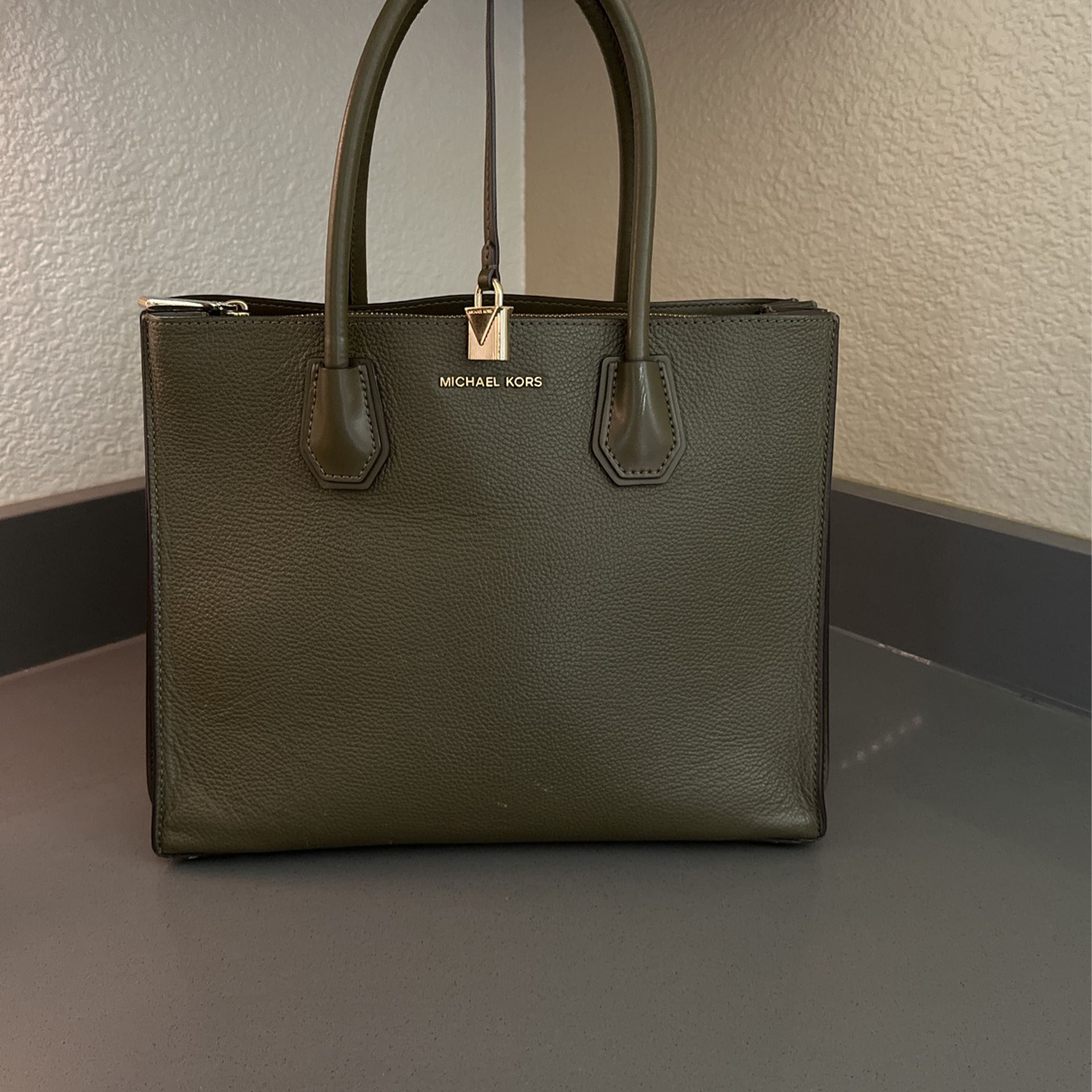 Dark Green, Michael Kors Purse for Sale in Issaquah, WA - OfferUp