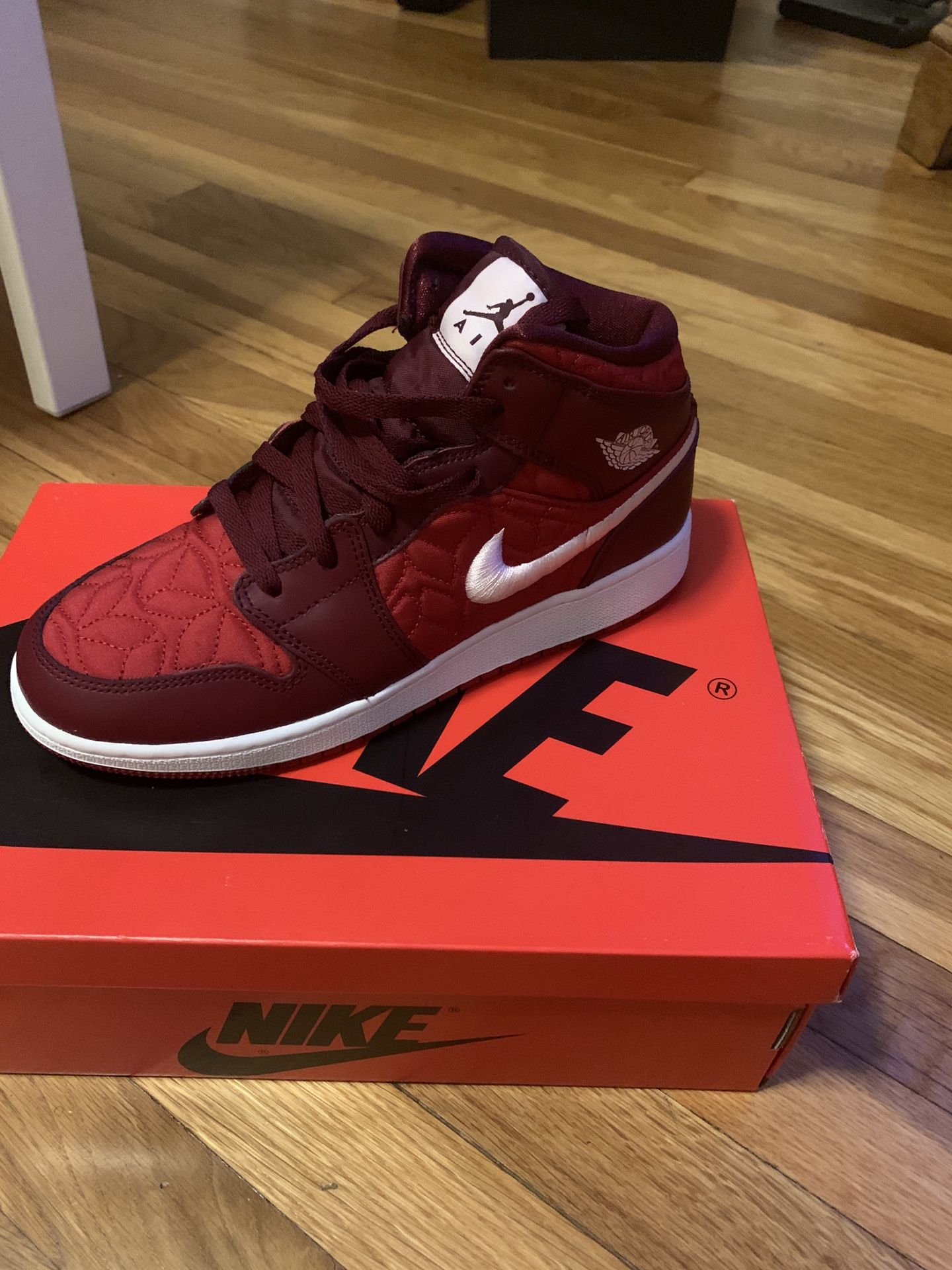 Air Jordan mid red rose size (7) gs