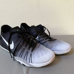Women’s Nike Shoes Size 9