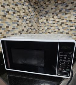 Mainstays 0.7 Cu ft Countertop Microwave Oven, 700 Watts, White
