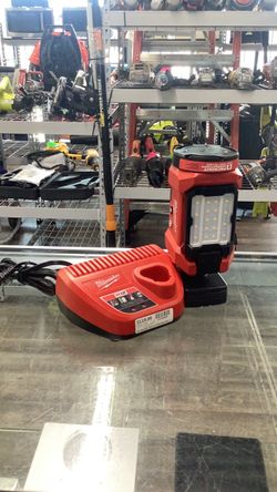 (BRAND NEW) Milwaukee work lamp