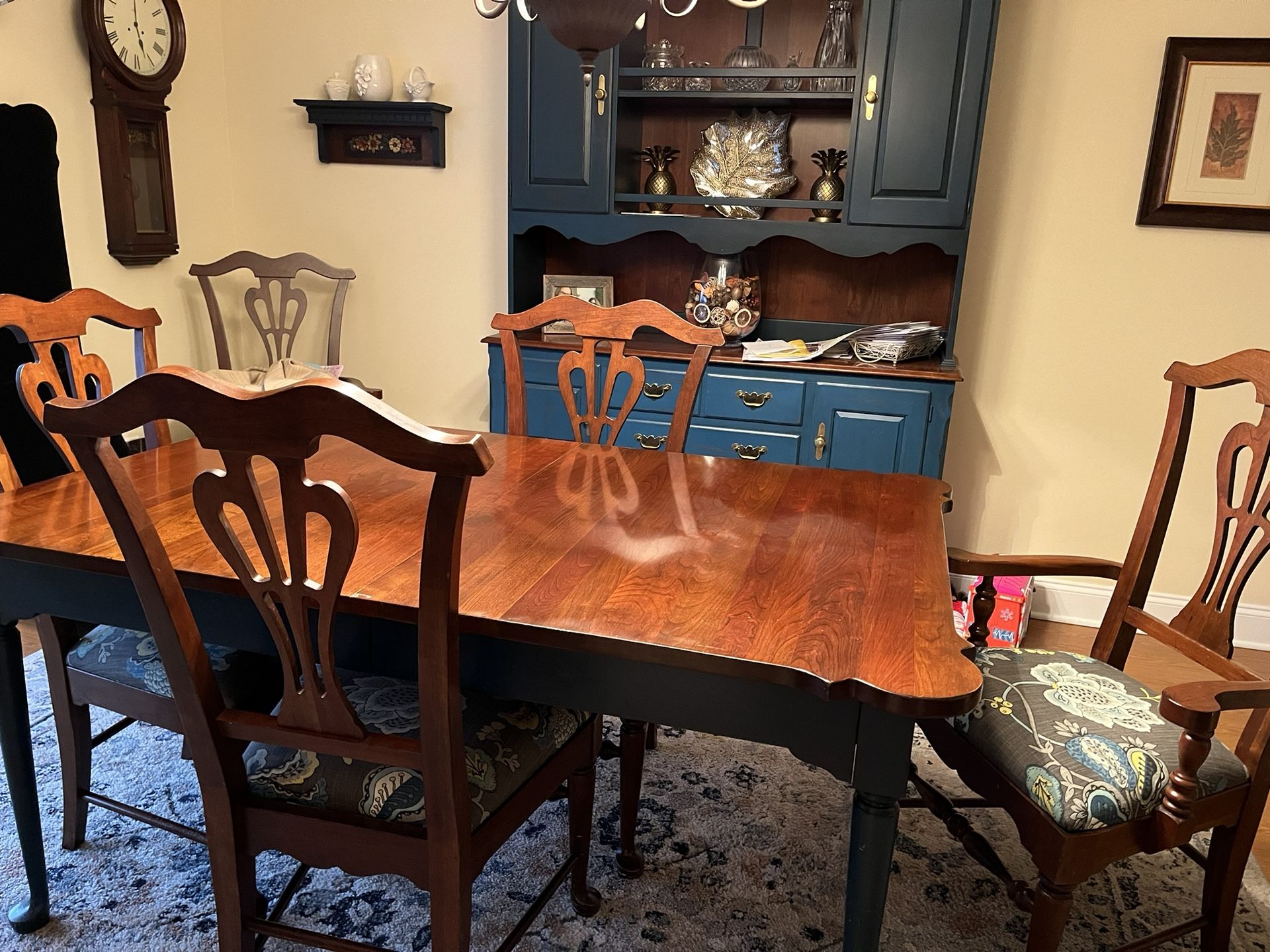 8 Piece Dining Room Set!