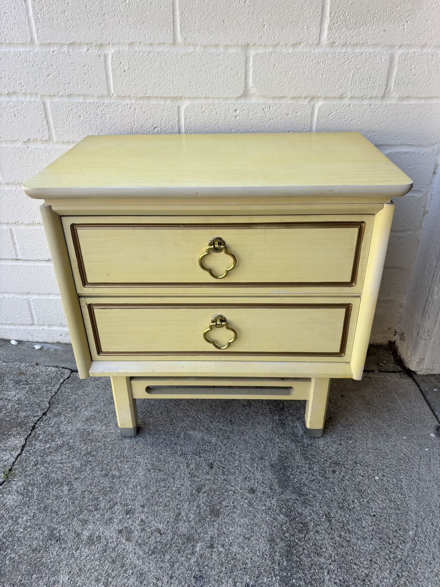 Nightstand/ Side Table in Excellent Condition 