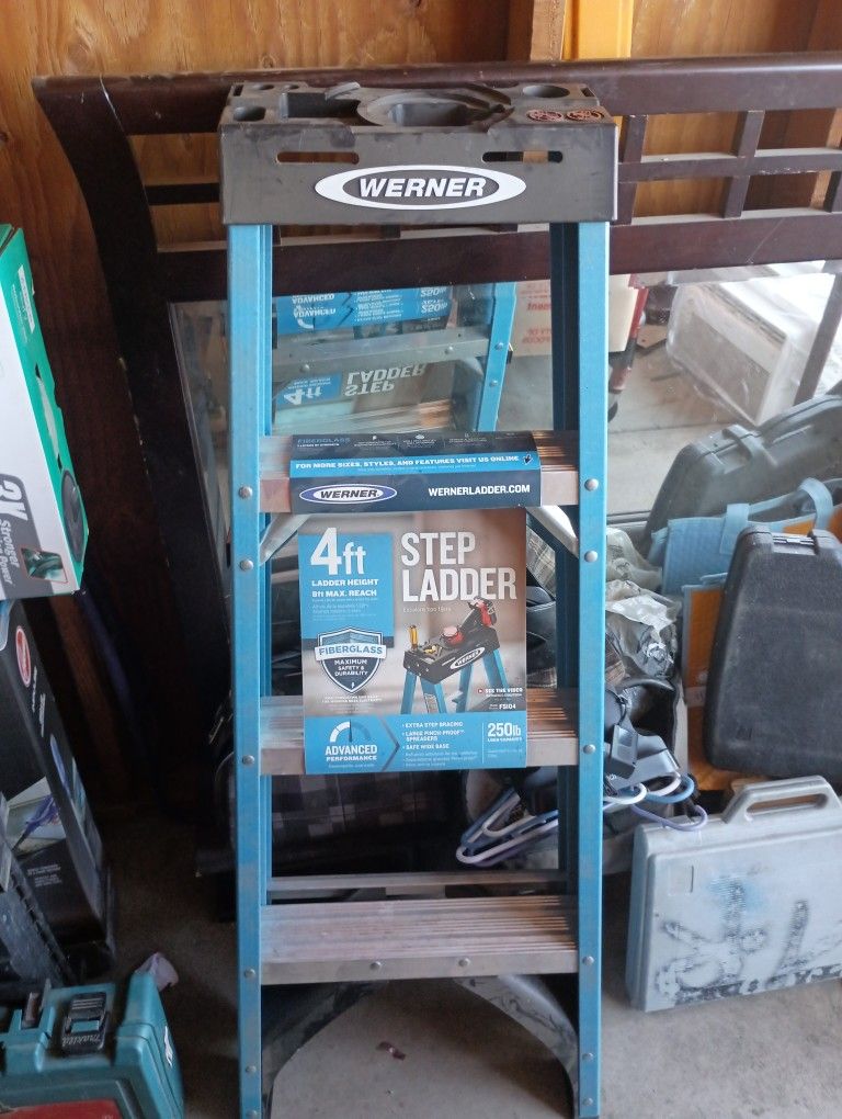 Werner 4 Ft Step Ladder 8 Ft Max Reach Fiberglass
