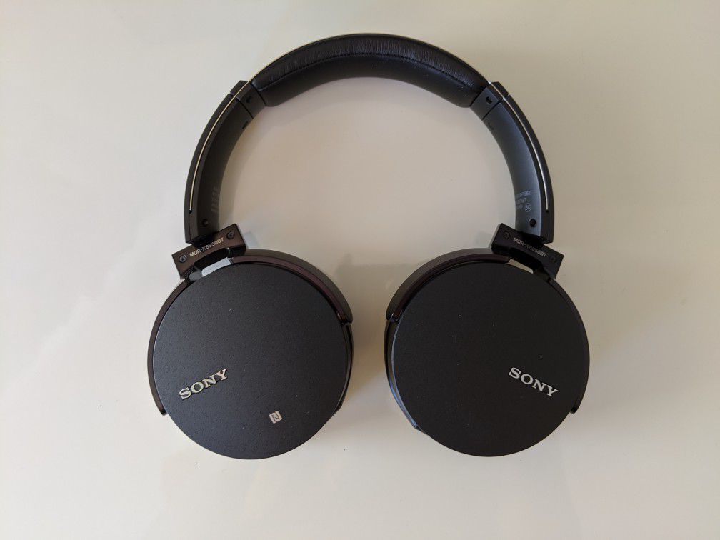 Sony MDR-XB950BT Wireless Studio Headphones with Original Box & Carrying Case