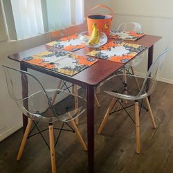 Mesa de Comedor con 4 Sillas Acrílicas 