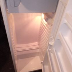 Magic Chef 12.0 Cu Ft Fridge/Freezer No Inside Shelves 
