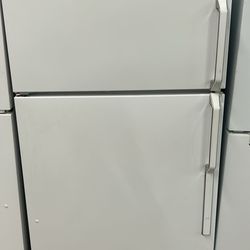 White 18 Cubic Foot Refrigerator 