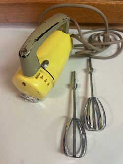 West Bend VINTAGE Metal Yellow Portable Hand Mixer Cat 3230 E 1960-70s Tested