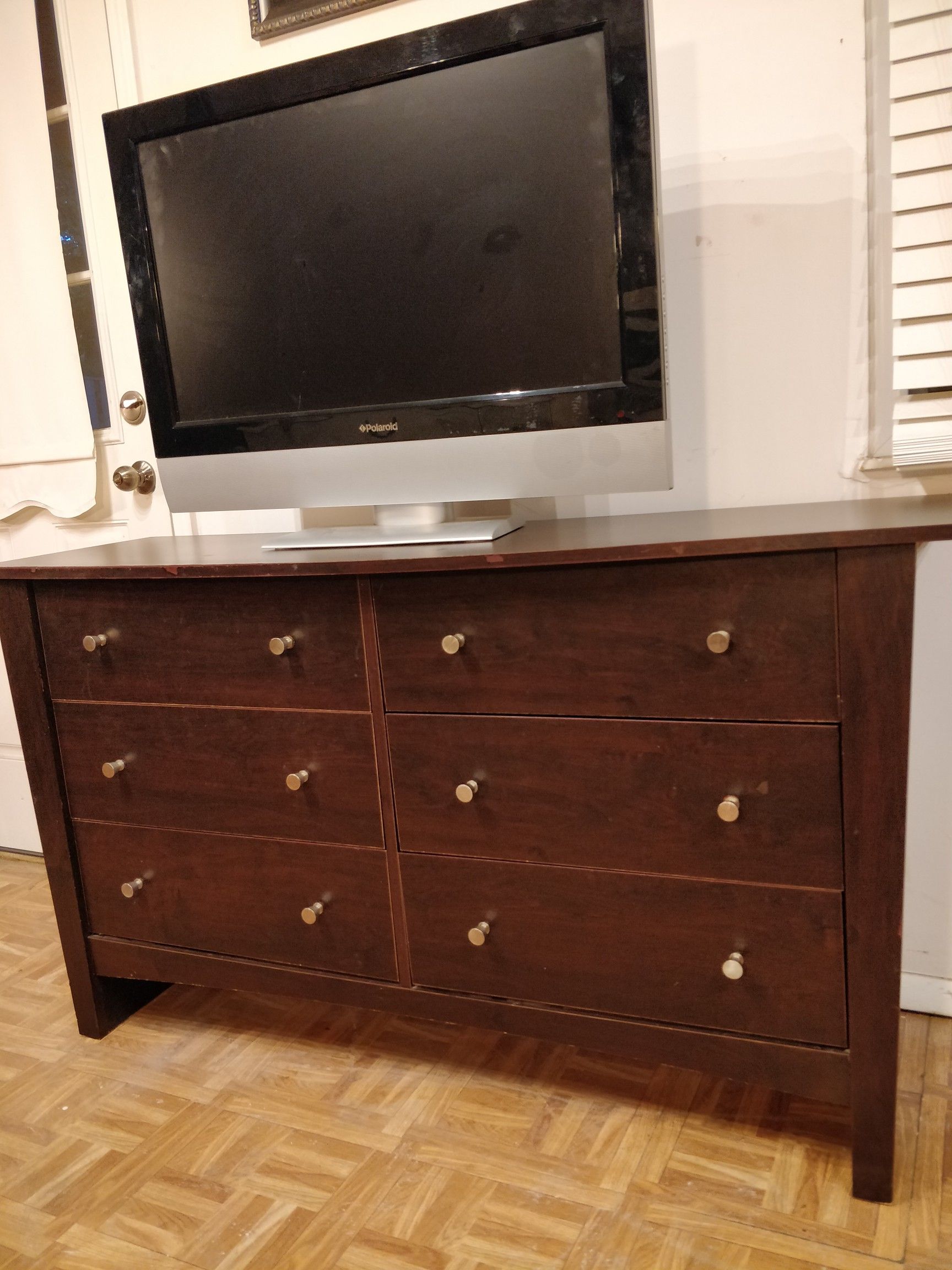 Nice dresser/TV stand with big drawers in good condition, all drawers sliding smoothly, pet free smoke free. L53.5"*W17.5"H30.5"