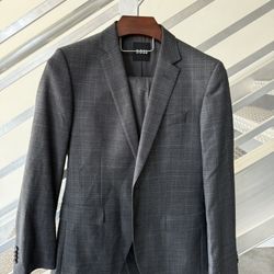 Brand NEW  Hugo Boss Men’s Charcoal Grey Suit Size 40R