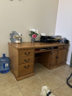 Escritorio Muy Buenas Condiciones En Moreno Valley