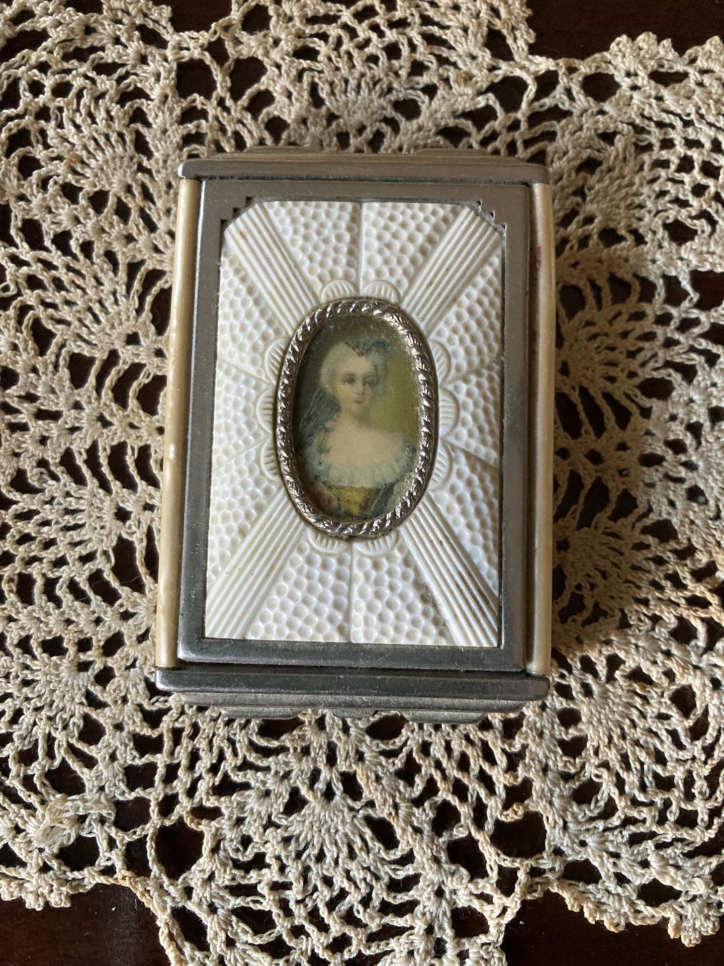 VINTAGE COMPACT