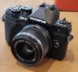 Mirrorless Camera Olympus Om-d Mkiii With 2 Lenses, Flash And 2 Batteries