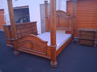 Qun Sz Bd St With Base Good Condition